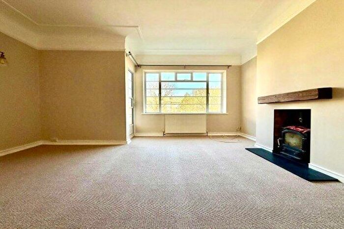 2 Bedroom Flat To Rent In Woodford Road, London, E18