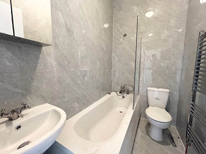 2 Bedroom Flat To Rent In Munster Road, London, SW6