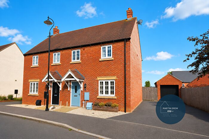 3 Bedroom Semi-Detached House For Sale In Lagonda Drive, Brackley, NN13
