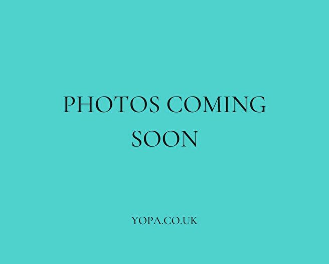 2 Bedroom Flat For Sale In Owlbeech Place, Horsham, RH13