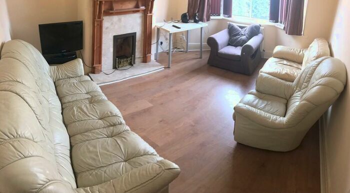 6 Bedroom Semi-Detached House To Rent In Leeshall Crescent, Manchester, M14