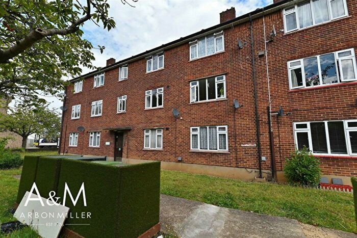 2 Bedroom Flat For Sale In Avenue Court, Claybury Broadway, Clayhall, IG5