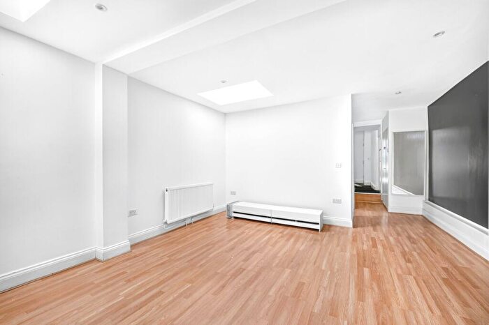 2 Bedroom Flat To Rent In Furley Road, Peckham, SE15