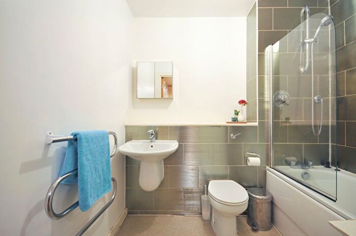 1 Bedroom Flat To Rent In Chapel Street, Salford, M3