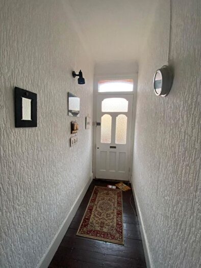 2 Bedroom Flat To Rent In Beech Road, London, N11