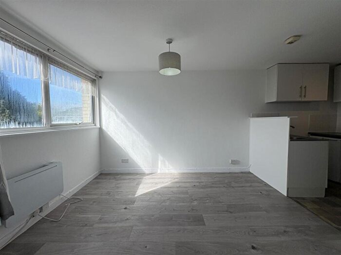 1 Bedroom Flat To Rent In Combe Road, Tilehurst, Reading, RG30