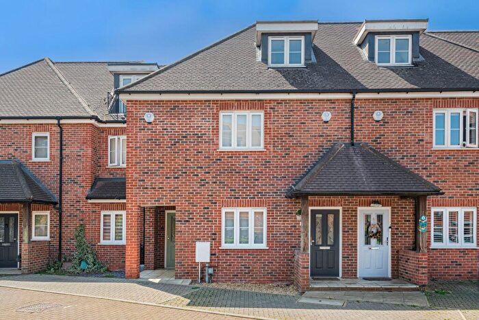 3 Bedroom Terraced House For Sale In Green Close, Brookmans Park, AL9