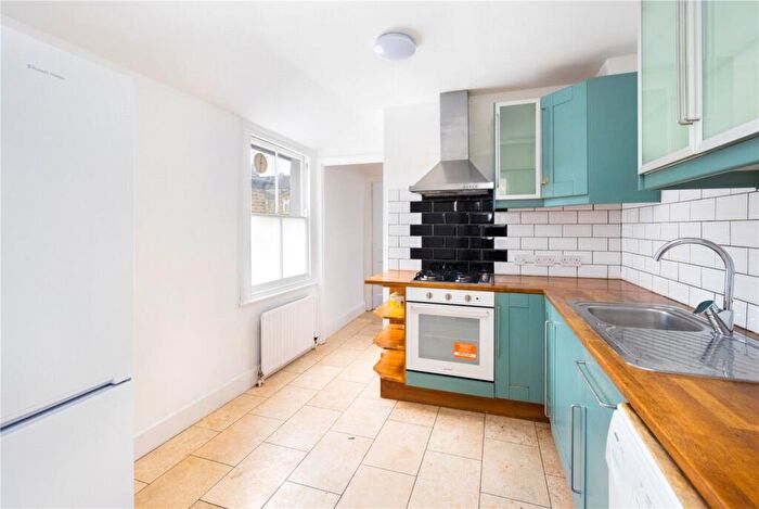 2 Bedroom Flat For Sale In Roding Road, Homerton, London, E5