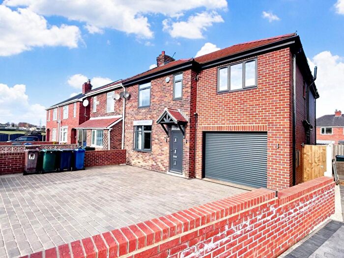 4 Bedroom Semi-Detached House To Rent In Claycliffe Avenue, Barnsley, S75