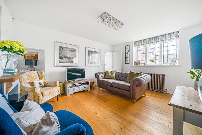 1 Bedroom Apartment For Sale In Kings Drive, Midhurst, GU29