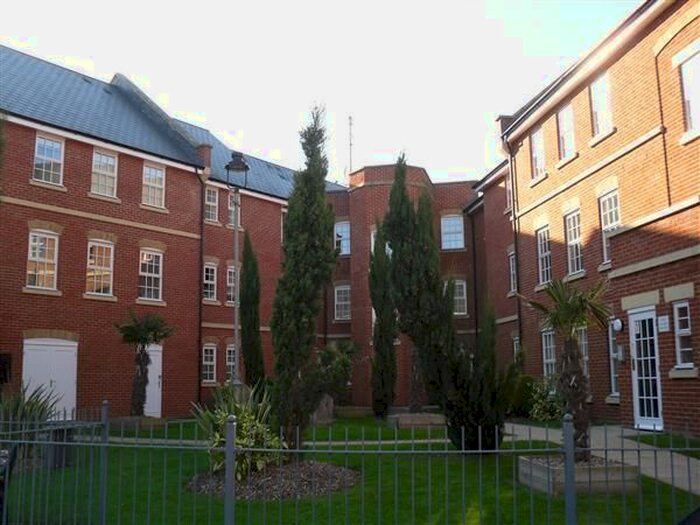 2 Bedroom Flat To Rent In Florey Gardens, Aylesbury, HP20