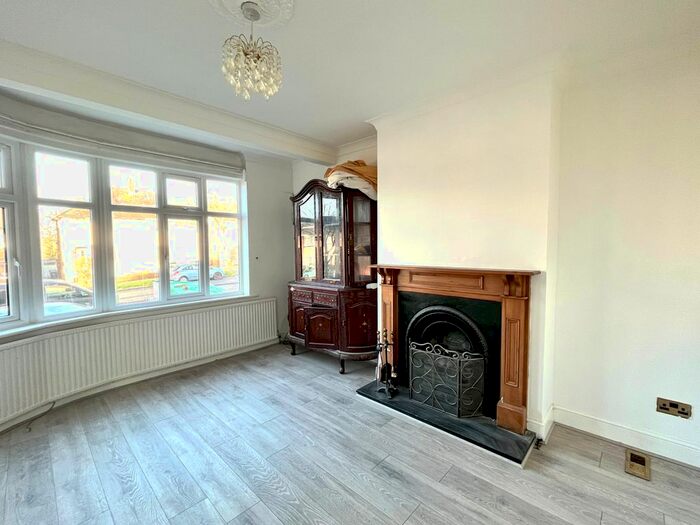 5 Bedroom Semi-Detached House To Rent In Ashfield Road, London, N14