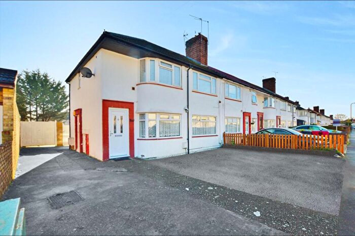 2 Bedroom Maisonette For Sale In Cornwall Avenue, Slough, SL2