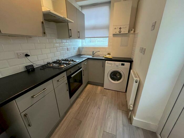 Studio To Rent In Station Road, Westcliff-On-Sea, Essex, SS0