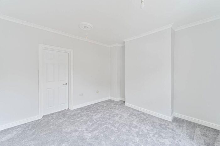 2 Bedroom Flat For Sale In Congleton Grove, Plumstead, London, SE18
