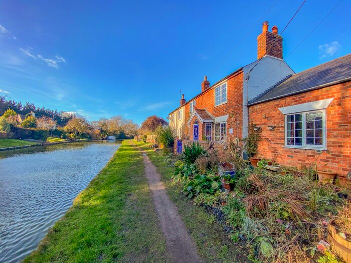 3 Bedroom Semi-Detached House For Sale In New Bridge, Long Buckby Wharf NN6