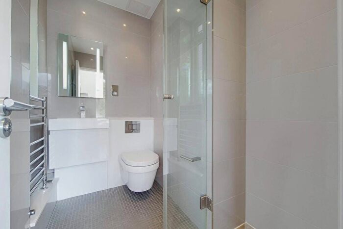 2 Bedroom Flat To Rent In East Heath Road, Hampstead, London, NW3