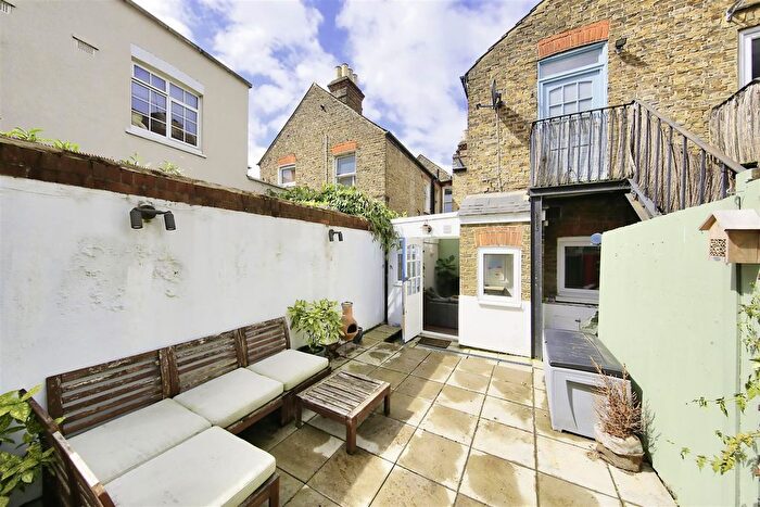1 Bedroom Flat For Sale In Franche Court Road, London, SW17