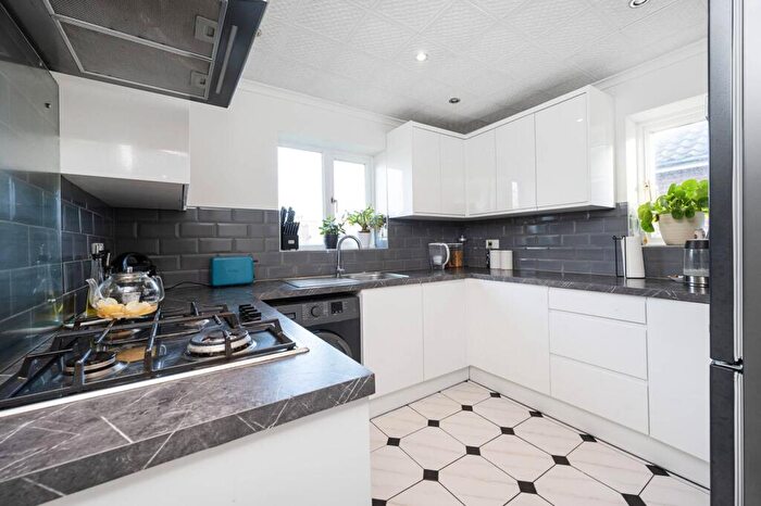 2 Bedroom Maisonette For Sale In Roman Road, Muswell Hill, London, N10