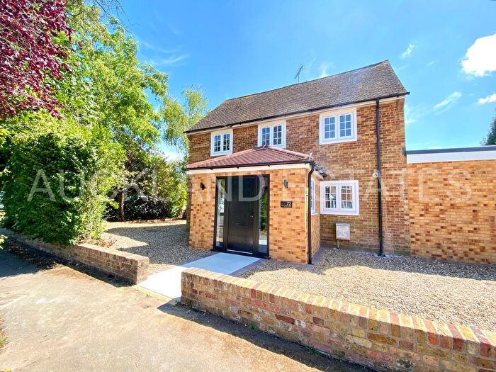 3 Bedroom Semi-Detached House For Sale In Blanche Lane, South Mimms, EN6
