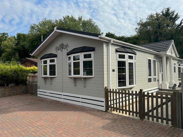 2 Bedroom Mobile/park Home For Sale In Capel Gardens, Ruckinge, Ashford, TN26