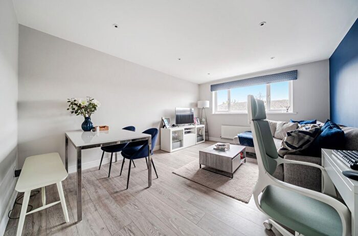 2 Bedroom Flat For Sale In Alderman Willey Close, Wokingham, Berkshire, RG41