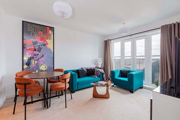 2 Bedroom Flat For Sale In Aspects Court, Slough, SL1