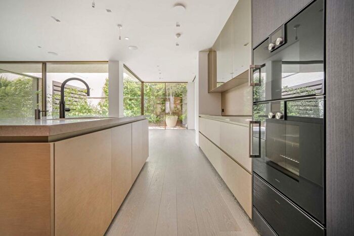 3 Bedroom Flat To Rent In St. Mary Abbots Place, London, W8