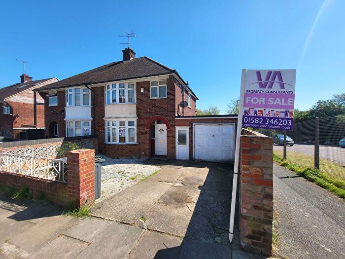 3 Bedroom Semi Detached House For Sale In Hewlett Road Luton, LU3