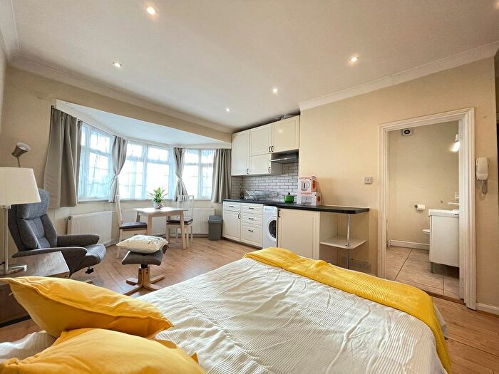 Studio To Rent In Clifton Gardens, Golders Green, NW11