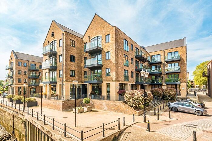 2 Bedroom Flat For Sale In Swan Street, Old Isleworth, TW7