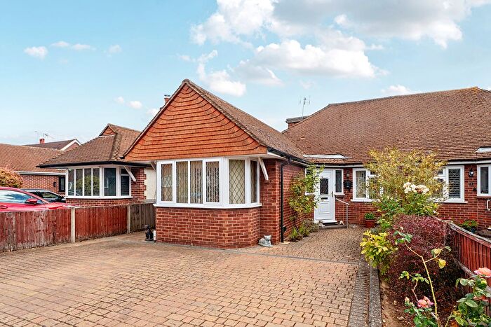 3 Bedroom Bungalow For Sale In Fieldhurst Close, Addlestone, KT15