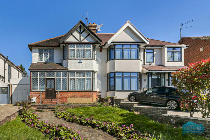 4 Bedroom Semi-Detached House To Rent In Moss Hall Grove, North Finchley, London, N12