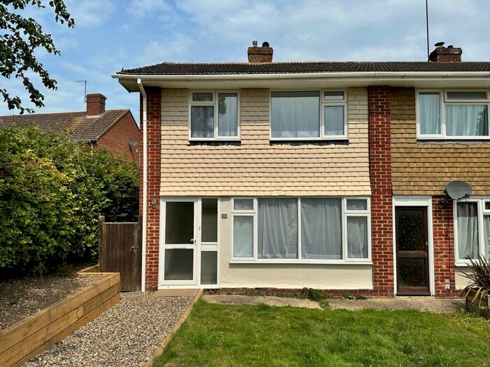 3 Bedroom Terraced House To Rent In Oak Tree Close, Tadley, RG26