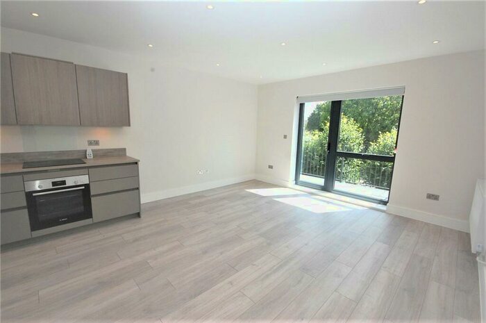 2 Bedroom Apartment To Rent In Woodside Park Road, London, N12