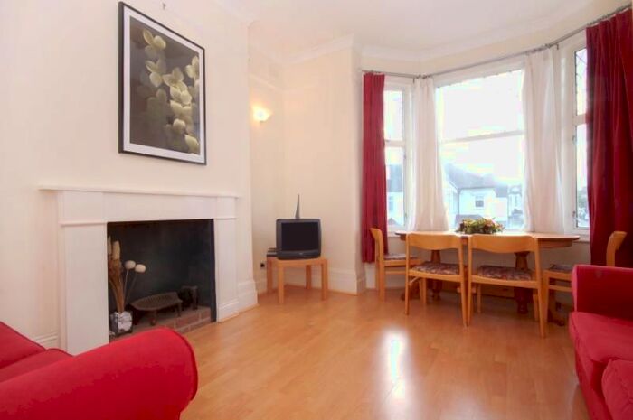 2 Bedroom Flat To Rent In Tooting Bec Road, Tooting Bec, London, SW17