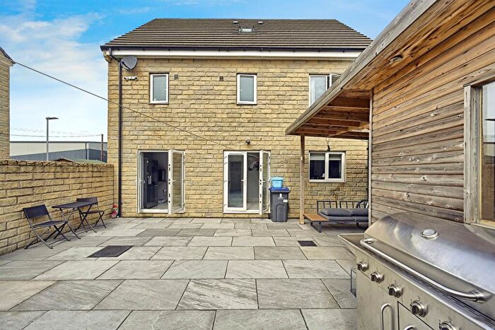 5 Bedroom House To Rent In Whitehead Close, Bradford, BD4