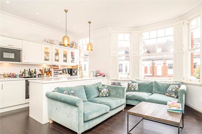 3 Bedroom Apartment To Rent In Inglewood Road, West Hampstead, NW6