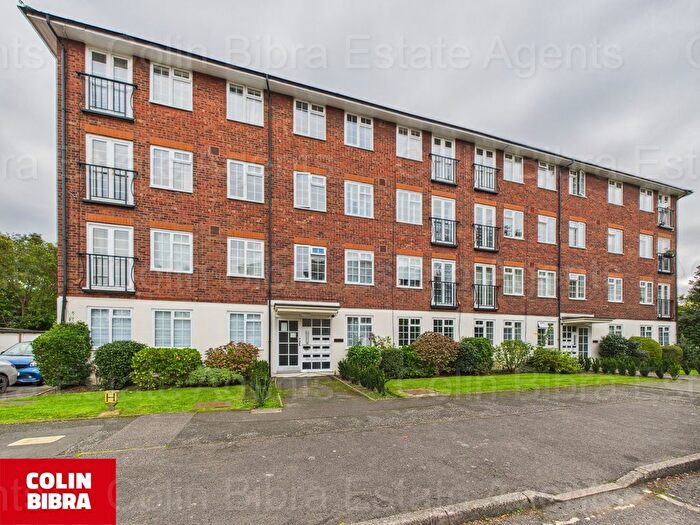 3 Bedroom Flat For Sale In St Peter`S Way, Ealing, W5