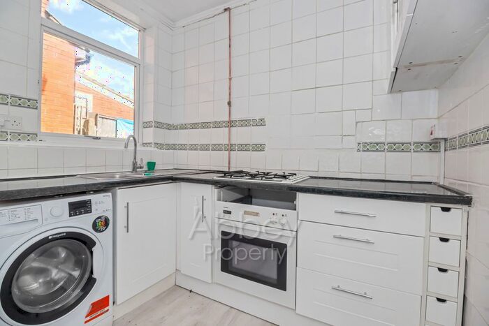 3 Bedroom Semi-Detached House To Rent In Putteridge Road, Luton, LU2