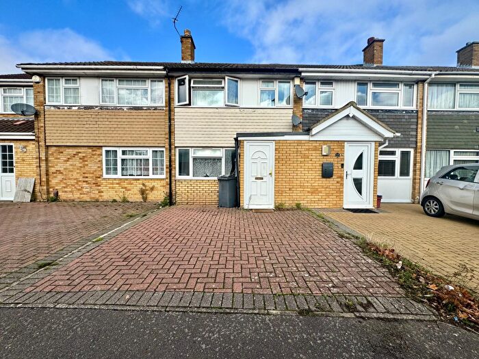 3 Bedroom Terraced House For Sale In Sutton Hall Road, Hounslow, TW5