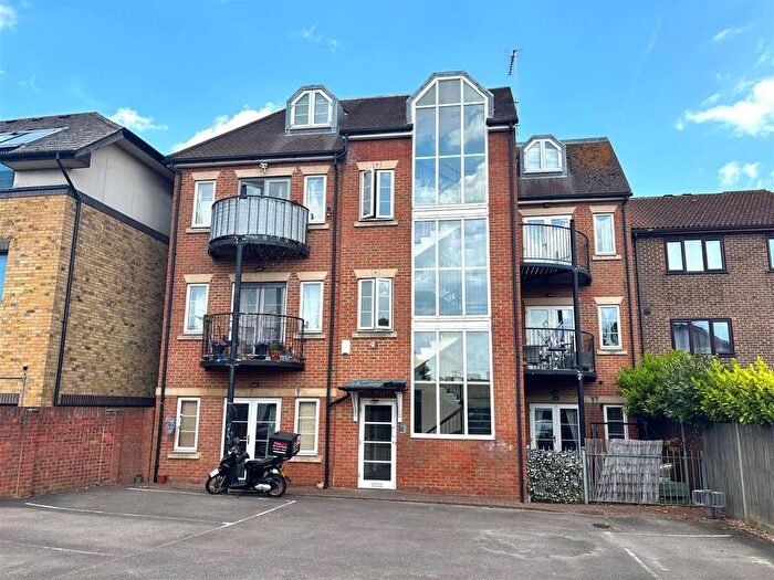 1 Bedroom Flat For Sale In Trinity Court, High Street, Addlestone, KT15