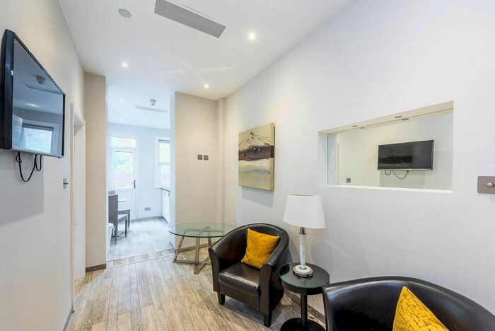 1 Bedroom Flat To Rent In Warwick Road, Earls Court, London, SW5