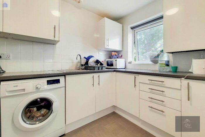 1 Bedroom Flat For Sale In Houstoun Court, Vicarage Farm Road, TW5