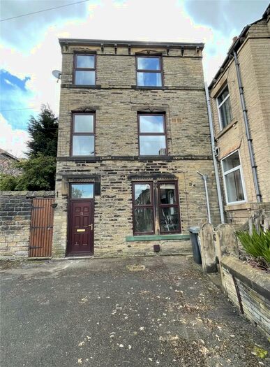 2 Bedroom End Of Terrace House To Rent In High Street, Cleckheaton, West Yorkshire, BD19