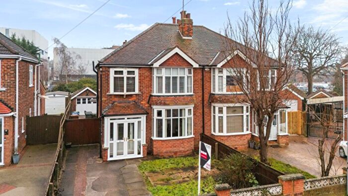 3 Bedroom Semi-Detached House For Sale In Roundway, Grimsby, DN34
