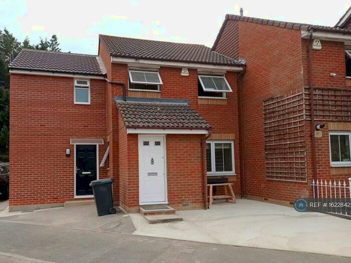 3 Bedroom Flat To Rent In Willow Road, New Malden, KT3