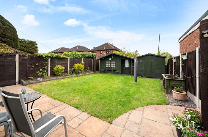 4 Bedroom Bungalow For Sale In Lake Avenue, Rainham, RM13