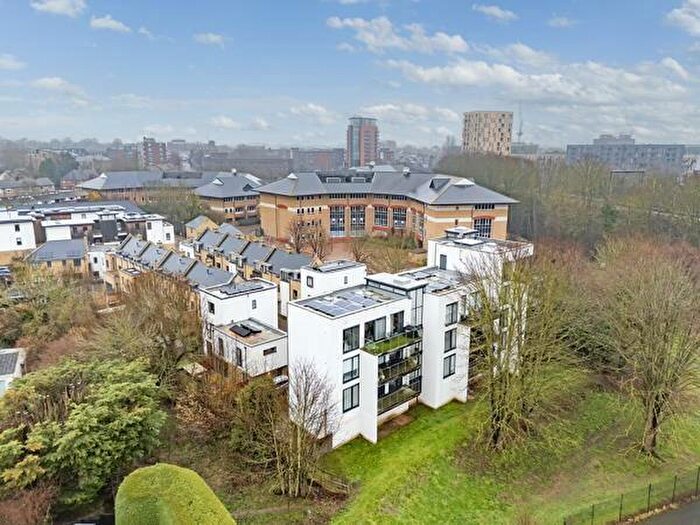 2 Bedroom Apartment For Sale In Hardy Close, Chelmsford, Essex, CM1
