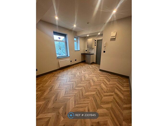 Studio To Rent In The Roundway, London, N17